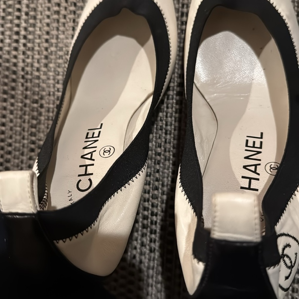 Chanel Vintage Spirit leather heels w/grosgrain trim, cap toes and heel tabs - Picture 7 of 13